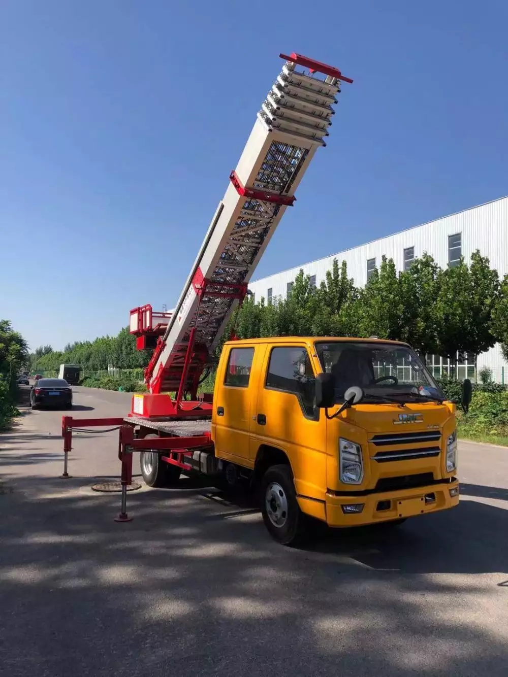 日照附近的云梯车出租服务：轻松解决高空作业需求